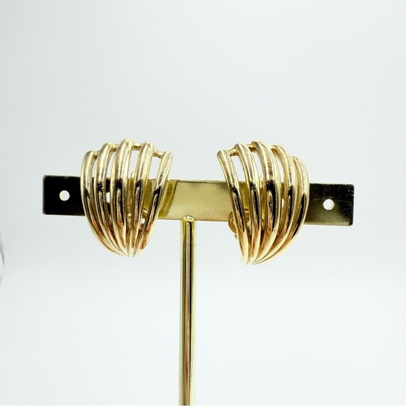 Vintage Crown Trifari Gold Tone Ribbed Fan Shape Signed Clip-On Earrings - Picture 3 of 6